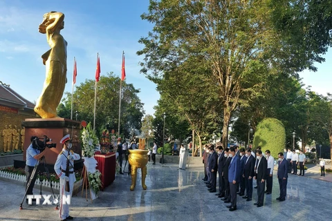 Thủ tướng Phạm Minh Chính và đoàn công tác đến dâng hương tưởng niệm Anh hùng liệt sĩ Võ Thị Sáu tại thị trấn Đất Đỏ. (Ảnh: Dương Giang/TTXVN)