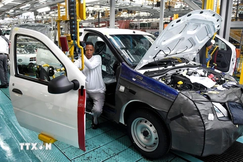 Công nhân lắp ráp ôtô trong nhà máy sản xuất ôtô của Nissan tại Nam Phi. (Ảnh: Phi Hùng/TTXVN)