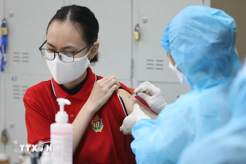 Tiêm mũi 2 vaccine phòng COVID-19 cho học sinh trường THPT Việt Đức trong sáng 22/12. (Ảnh: Thanh Tùng/TTXVN) 