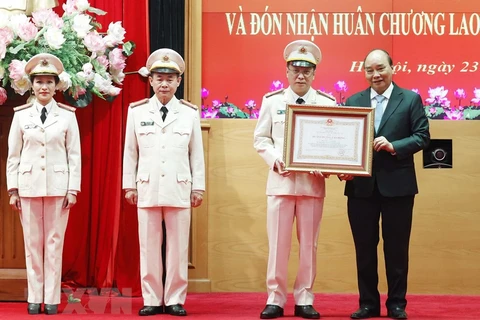 Chủ tịch nước Nguyễn Xuân Phúc trao Huân chương Lao động hạng Nhất cho Báo Công an Nhân dân. (Ảnh: Thống Nhất/TTXVN) 