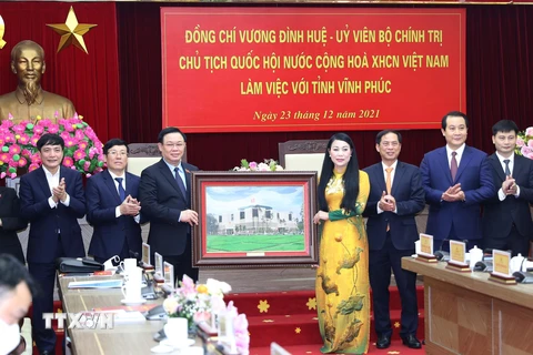 Chủ tịch Quốc hội Vương Đình Huệ tặng bức ảnh Tòa nhà Quốc hội cho tỉnh Vĩnh Phúc. (Ảnh: Trọng Đức/TTXVN) 