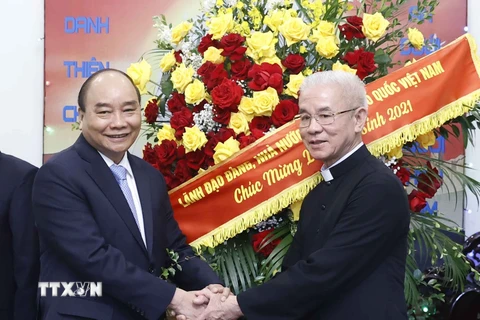 Chủ tịch nước Nguyễn Xuân Phúc và Linh mục Giuse Nguyễn Xuân Mạnh, Chủ tịch Ủy ban Đoàn kết Công giáo Việt Nam. (Ảnh: Thống Nhất/TTXVN) 