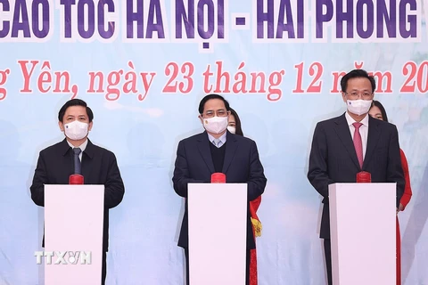 Thủ tướng Phạm Minh Chính và các đại biểu bấm nút khởi công các dự án giao thông trọng điểm tại Hưng Yên. (Ảnh: Dương Giang/TTXVN)