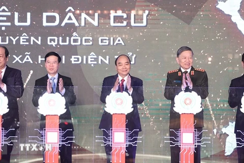 Thủ tướng Nguyễn Xuân Phúc và các đại biểu thực hiện nghi lễ kích hoạt khai trương hệ thống. (Ảnh: Thống Nhất/TTXVN) 