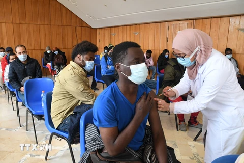 Một điểm tiêm vaccine phòng COVID-19 tại Tunis, Tunisia ngày 25/12. (Ảnh: THX/TTXVN)
