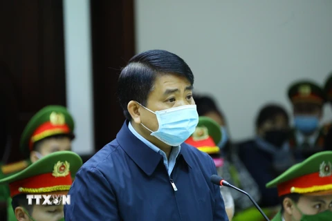Cựu Chủ tịch Ủy ban Nhân dân thành phố Hà Nội Nguyễn Đức Chung khai báo trước tòa. (Ảnh: TTXVN) 