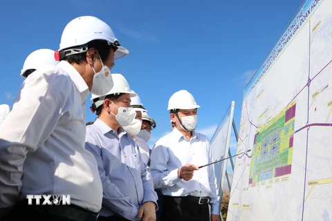 Đoàn công tác của Chính phủ khảo sát tại hiện trường xây dựng sân bay Long Thành. (Ảnh: Công Phong/TTXVN)