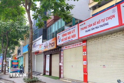 Nhiều cửa hàng kinh doanh không thiết yếu trên phố Lê Trọng Tấn (quận Thanh Xuân) tạm ngừng kinh doanh. (Ảnh: Tuấn Đức/TTXVN) 