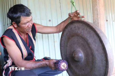 Nghệ nhân làng Mrông Yố 1, xã Ia Ka, huyện Chư Păh (Gia Lai) chỉnh chiêng. (Ảnh: Hồng Điệp/TTXVN)
