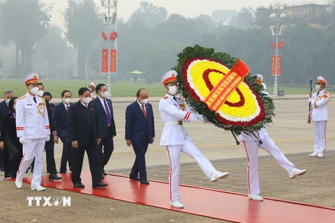 Lãnh đạo Đảng, Nhà nước và các đại biểu Quốc hội vào Lăng viếng Chủ tịch Hồ Chí Minh. (Ảnh: Văn Điệp/TTXVN) 