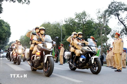Lực lượng cảnh sát diễu hành hưởng ứng lễ phát động ra quân Năm an toàn giao thông 2022. (Ảnh: Lâm Khánh/TTXVN) 