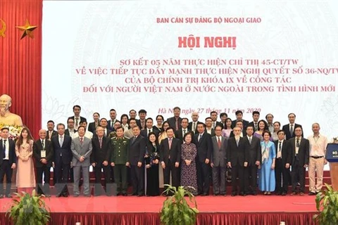 Phó Thủ tướng, Bộ trưởng Bộ Ngoại giao Phạm Bình Minh với các đại biểu và kiều bào dự hội nghị sơ kết 5 năm thực hiện Chỉ thị số 45-CT/TW. (Ảnh: Lâm Khánh/TTXVN) 
