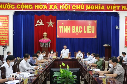 Quang cảnh cuộc họp Ban chỉ đạo phòng chống dịch COVID-19 tỉnh Bạc Liêu. (Ảnh: Tuấn Kiệt/TTXVN)