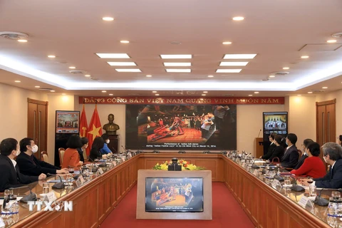 Các đại biểu xem triển lãm ảnh trực tuyến Việt Nam-Ấn Độ: 50 năm hợp tác. (Ảnh: Tuấn Anh/TTXVN) 