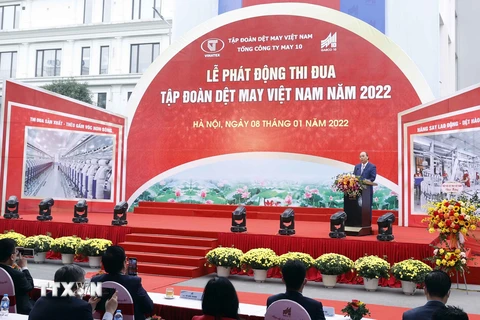 Hình ảnh Chủ tịch nước Nguyễn Xuân Phúc phát biểu tại lễ phát động thi đua của Tập đoàn Dệt may Việt Nam. (Ảnh: Thống Nhất/TTXVN) 