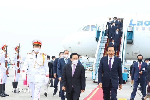 Lễ đón Thủ tướng Lào Phankham Viphavanh tại sân bay quốc tế Nội Bài, Hà Nội. (Ảnh: Văn Điệp/TTXVN)
