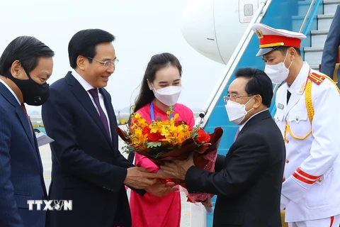 Bộ trưởng, Chủ nhiệm Văn phòng Chính phủ Trần Văn Sơn (trái) đón Thủ tướng Lào Phankham Viphavanh tại sân bay quốc tế Nội Bài. (Ảnh: Văn Điệp/TTXVN) 