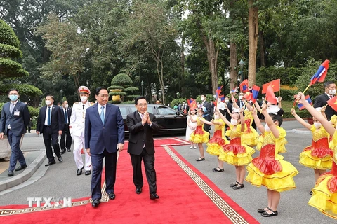 Thủ tướng Phạm Minh Chính đón Thủ tướng Lào Phankham Viphavanh. (Ảnh: Dương Giang/TXVN) 