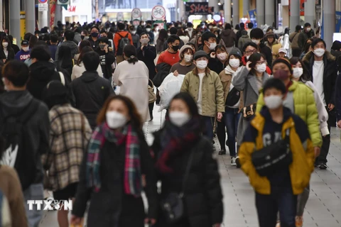 Người dân đeo khẩu trang phòng dịch COVID-19 tại thành phố Hiroshima, Nhật Bản, ngày 9/1/2022. (Ảnh: Kyodo/TTXVN)