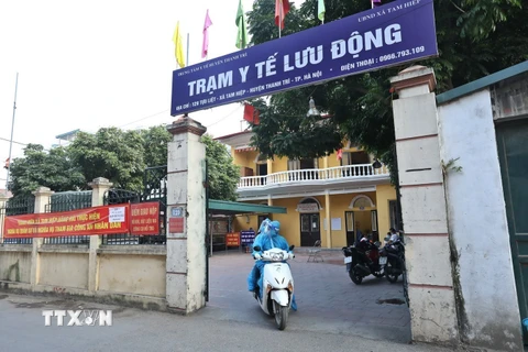 Trạm y tế lưu động được xã Tam Hiệp (huyện Thanh Trì, thành phố Hà Nội) kích hoạt sau khi số lượng F0 trên địa bàn xã có dấu hiệu gia tăng. (Ảnh: Minh Quyết/TTXVN)