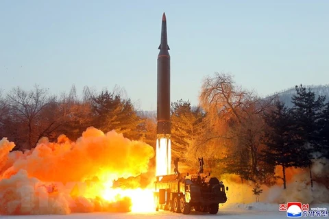 Một tên lửa siêu vượt âm kiểu mới được phóng từ tỉnh Jagang, miền Bắc Triều Tiên. (Ảnh: YONHAP/TTXVN)