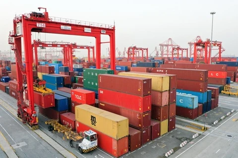 Container hàng hóa được xếp tại cảng ở Giang Tô, Trung Quốc. (Ảnh: THX/TTXVN)