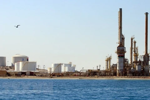Một cơ sở khai thác dầu tại thị trấn al-Buraqah, Libya. (Ảnh: AFP/TTXVN) 