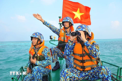 Các chiến sỹ tuần tra vùng biển thuộc đảo Phan Vinh B. (Ảnh: Minh Đức/TTXVN) 