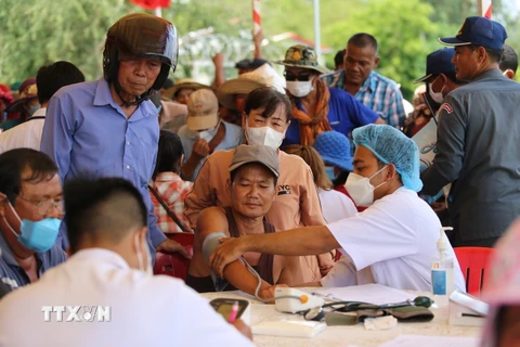Bác sỹ Bệnh viện Chợ Rẫy-Phnom Penh khám bệnh cho đồng bào gốc Việt và người Khmer. (Ảnh: Vũ Hùng/TTXVN)