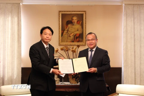 Đại sứ Vũ Hồng Nam (bên phải) trao quyết định bổ nhiệm cho Giáo sư Natsume. (Ảnh: Đào Thanh Tùng/TTXVN)