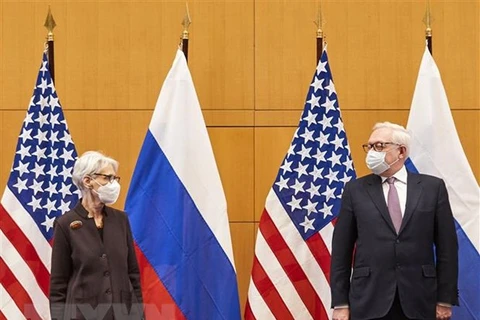 Thứ trưởng Ngoại giao Mỹ Wendy Sherman (trái) và Thứ trưởng Ngoại giao Nga Sergei Ryabkov (phải) tại cuộc đàm phán an ninh ở Geneva, Thụy Sĩ ngày 10/1/2022. (Ảnh: AFP/TTXVN)