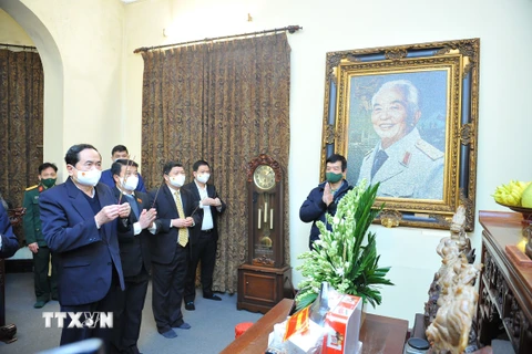 Phó Chủ tịch Thường trực Quốc hội Trần Thanh Mẫn cùng đoàn công tác thắp hương tưởng niệm Đại tướng Võ Nguyên Giáp tại nhà riêng. (Ảnh: Minh Đức/TTXVN) 
