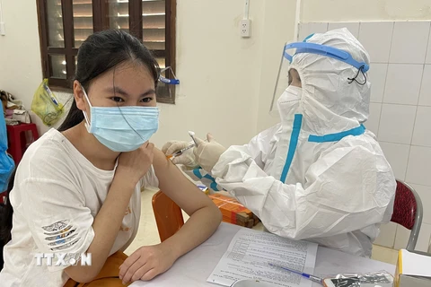 Tiêm vaccine phòng COVID-19 cho trẻ trong độ tuổi từ 12-17 tại Trung tâm y tế thành phố Đông Hà. (Ảnh: Thanh Thủy/TTXVN)