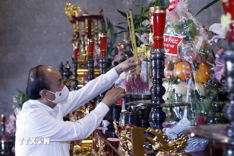 Chủ tịch nước Nguyễn Xuân Phúc dâng hương tưởng niệm các Vua Hùng tại Cần Thơ. (Ảnh: Thống Nhất/TTXVN)