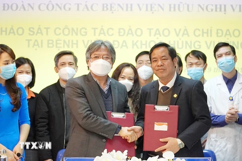 Lãnh đạo Bệnh viện Hữu nghị Việt Đức và lãnh đạo Bện viện Đa khoa Hùng Vương ký kết hợp tác chuyên môn. (Ảnh: Trung Kiên/TTXVN) 