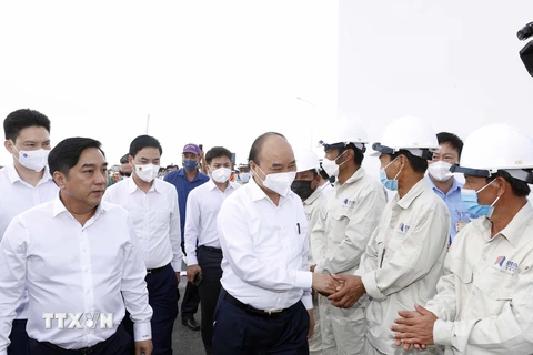 Chủ tịch nước Nguyễn Xuân Phúc thăm hỏi, động viên các kỹ sư, công nhân tham gia thi công Dự án tuyến đường cao tốc Trung Lương-Mỹ Thuận. (Ảnh: Thống Nhất/TTXVN) 