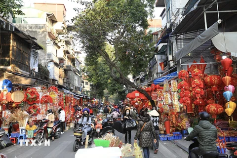 Phố Hàng Mã (quận Hoàn Kiếm, Hà Nội) với nhiều các mặt hàng trang trí, nhộn nhịp người dân đến mua sắm đón Tết. (Ảnh: Hoàng Hiếu/TTXVN) 