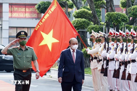 Chủ tịch nước Nguyễn Xuân Phúc duyệt dội danh dự Công an nhân dân. Ảnh: Thống Nhất/TTXVN) 