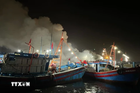 Tàu cá của ngư dân bốc cháy dữ dội trong đêm. (Ảnh: TTXVN/phát)