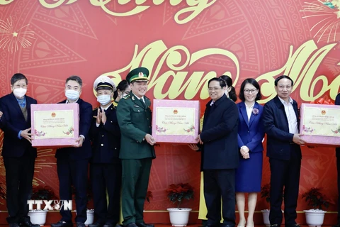 Thủ tướng Phạm Minh Chính tặng quà Tết cho cán bộ, chiến sỹ các lực lượng làm nhiệm vụ tại Cửa khẩu Quốc tế Móng Cái. 