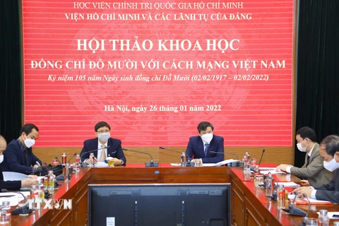 Phó giáo sư, tiến sỹ Lê Văn Lợi (bên phải), Phó Giám đốc Học viện Chính trị Quốc gia Hồ Chí Minh chủ trì hội thảo. (Ảnh: Văn Điệp/TTXVN)