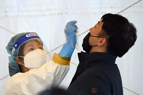 Người dân xét nghiệm COVID-19 tại Seoul, Hàn Quốc. (Ảnh: AFP/TTXVN)