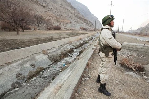 Binh sỹ Kyrgyzstan gác tại khu vực biên giới với Tajikistan. (Ảnh: Eurasianet/TTXVN)