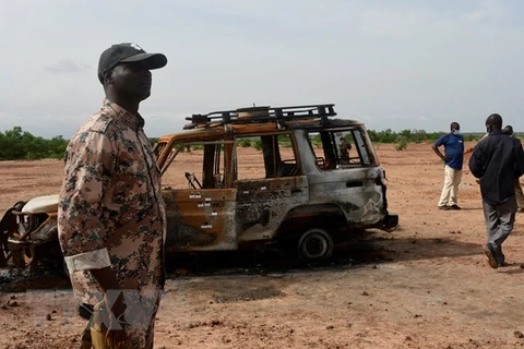 Binh sỹ Burkina Faso canh gác sau một vụ tấn công của các tay súng. (Ảnh: AFP/TTXVN)