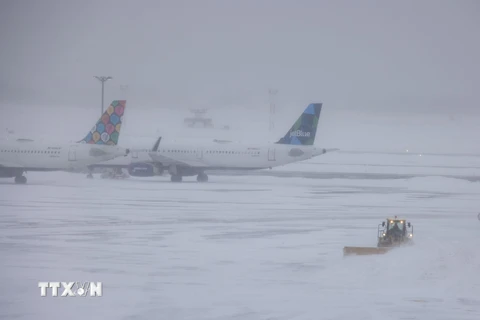 Xe dọn tuyết hoạt động tại sân bay quốc tế John F. Kennedy ở New York, Mỹ, ngày 29/1/2022. (Ảnh: THX/TTXVN)