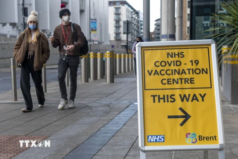 Người dân đeo khẩu trang phòng lây nhiễm dịch COVID-19 tại Brent, phía Tây Bắc London, Anh, ngày 28/1/2022. (Ảnh: THX/TTXVN)