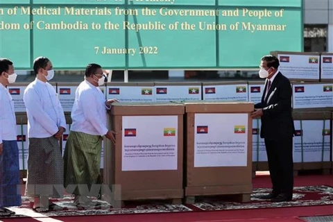 Thủ tướng Campuchia Samdech Techo Hun Sen (phải) trao tặng thiết bị vật tư y tế để hỗ trợ Myanmar ứng phó với đại dịch COVID-19. (Ảnh: THX/TTXVN) 