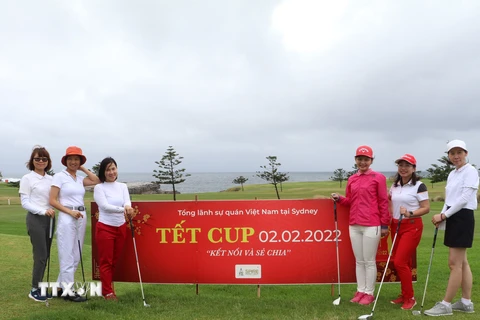 Các nữ golf thủ chụp ảnh lưu niệm trước khi bắt đầu thi đấu. (Ảnh: Nguyễn Minh/TTXVN)