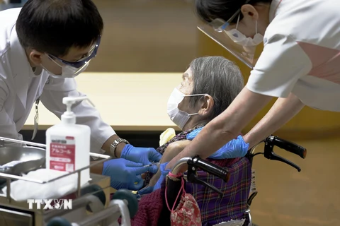 Nhân viên y tế tiêm vaccine phòng COVID-19 cho người dân tại Tokyo, Nhật Bản. (Ảnh: Kyodo/TTXVN)