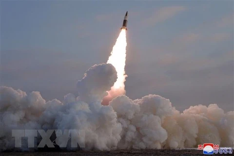 Một vụ phóng thử tên lửa dẫn đường chiến thuật của Triều Tiên. (Ảnh: Yonhap/TTXVN)